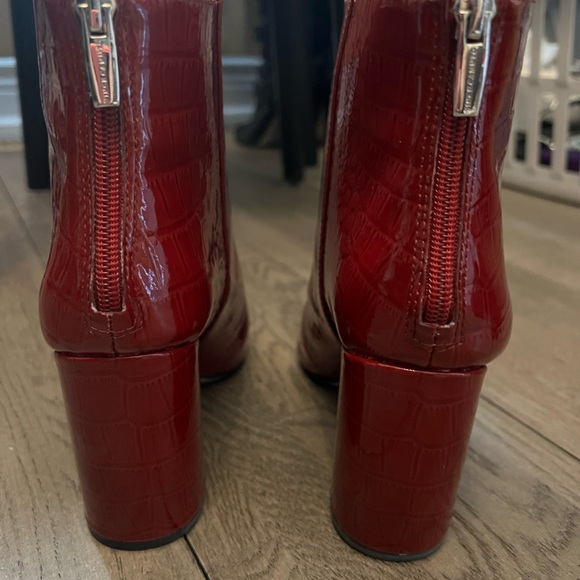 Vince Camuto Ankle boot in Red Alligator - Picture 2 of 6